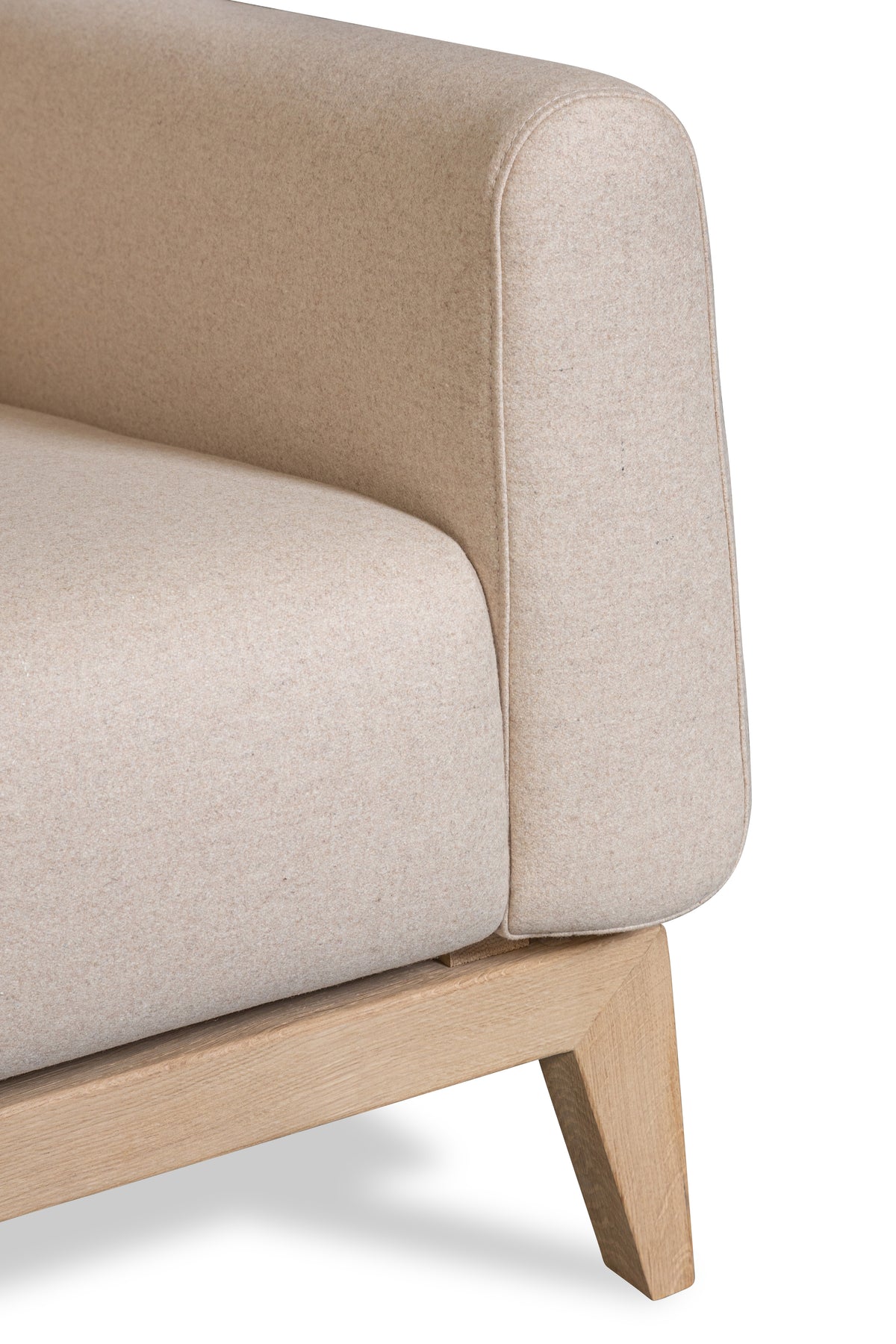 Detailansicht von Sofas Smooth mit hellem Stoff im skandinavischen Design mit Holzbeinen, Hersteller: Tarmeko