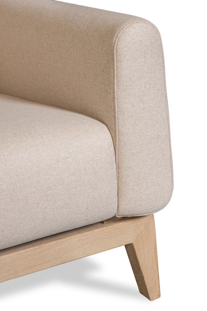 Detailansicht von Sofas Smooth mit hellem Stoff im skandinavischen Design mit Holzbeinen, Hersteller: Tarmeko