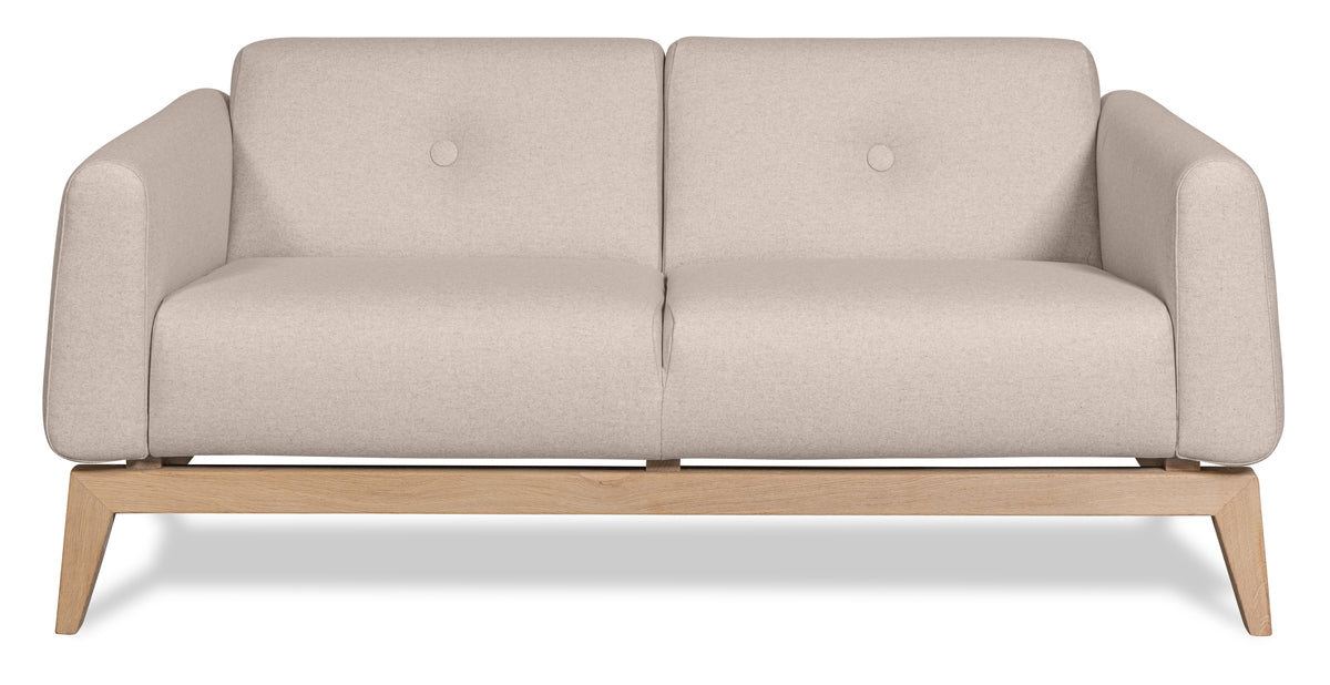 Frontalansicht des 2-Sitzer Sofas Smooth mit hellem Stoff im skandinavischen Design mit Holzbeinen, Hersteller: Tarmeko