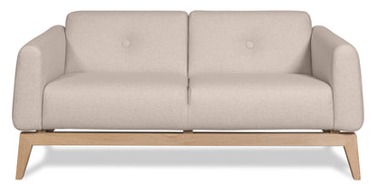 Frontalansicht des 2-Sitzer Sofas Smooth mit hellem Stoff im skandinavischen Design mit Holzbeinen, Hersteller: Tarmeko