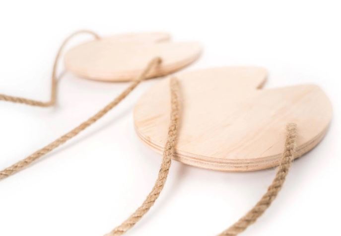 Trittsteine aus Holz am Seil für Kinder vom lettischen Hersteller Duck Woodworks