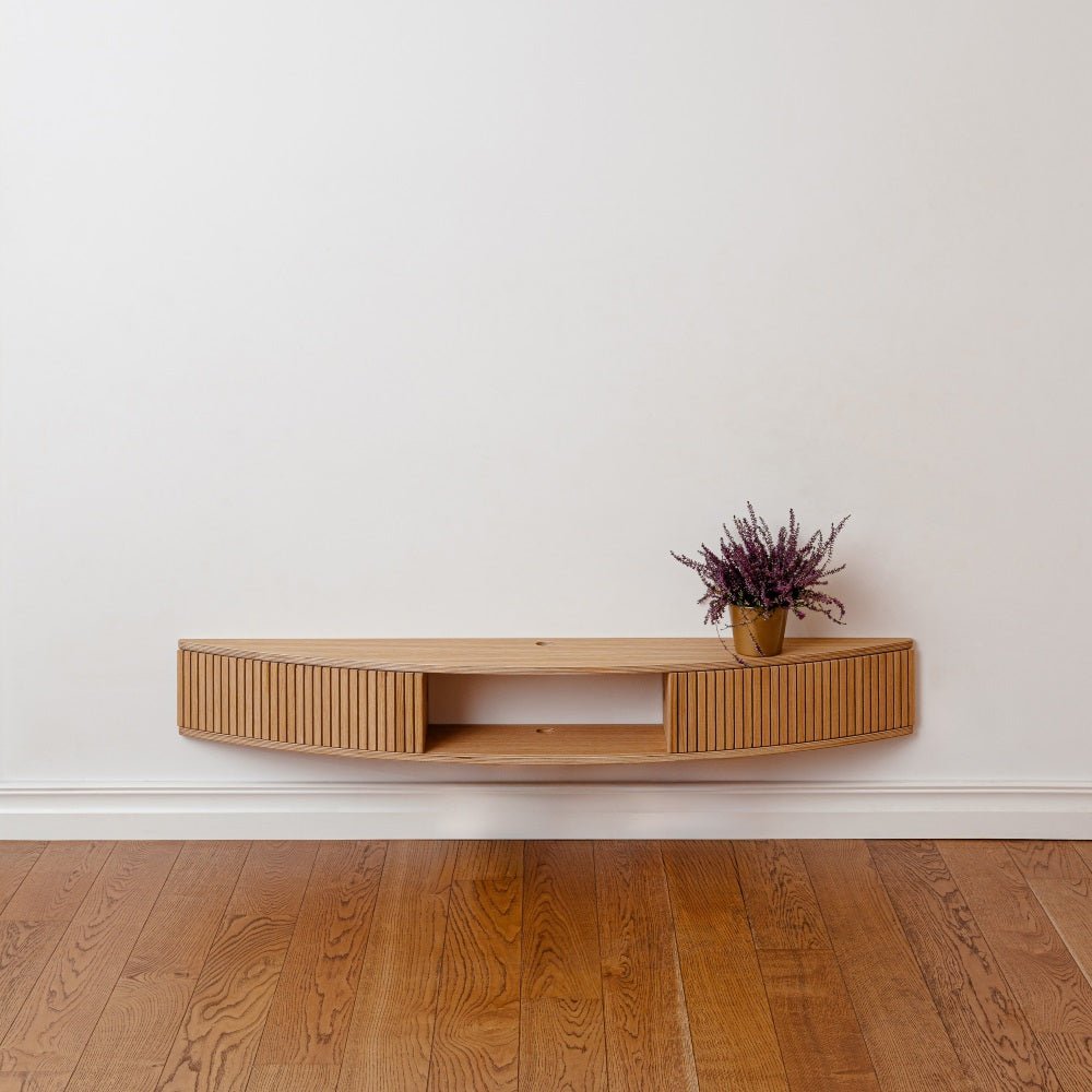 TV-Sideboard FLOATY CURVED Eichenfurnier des estnischen Herstellers Radis