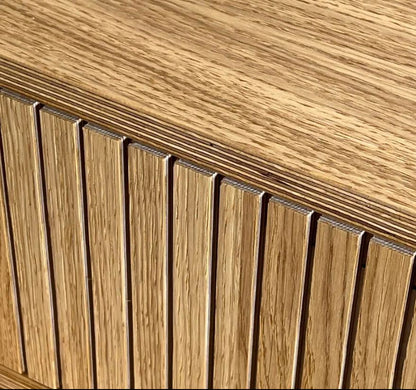 TV-Sideboard FLOATY CURVED Eichenfurnier des estnischen Herstellers Radis