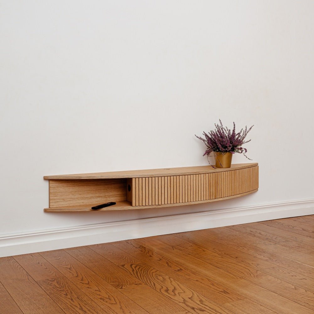TV-Sideboard FLOATY CURVED Eichenfurnier des estnischen Herstellers Radis