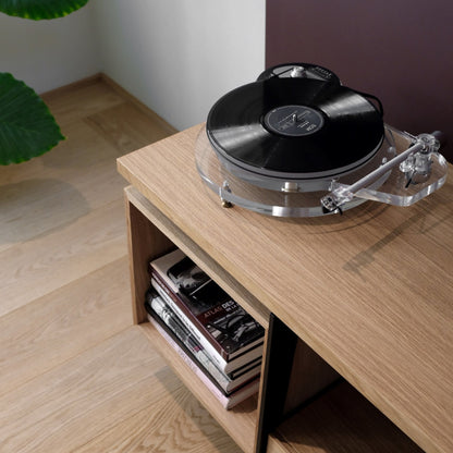 Draufsicht auf Vinyl-Konsole CONTE in hellem Holz mit Schallplattenspieler, Hersteller: Mint Furniture