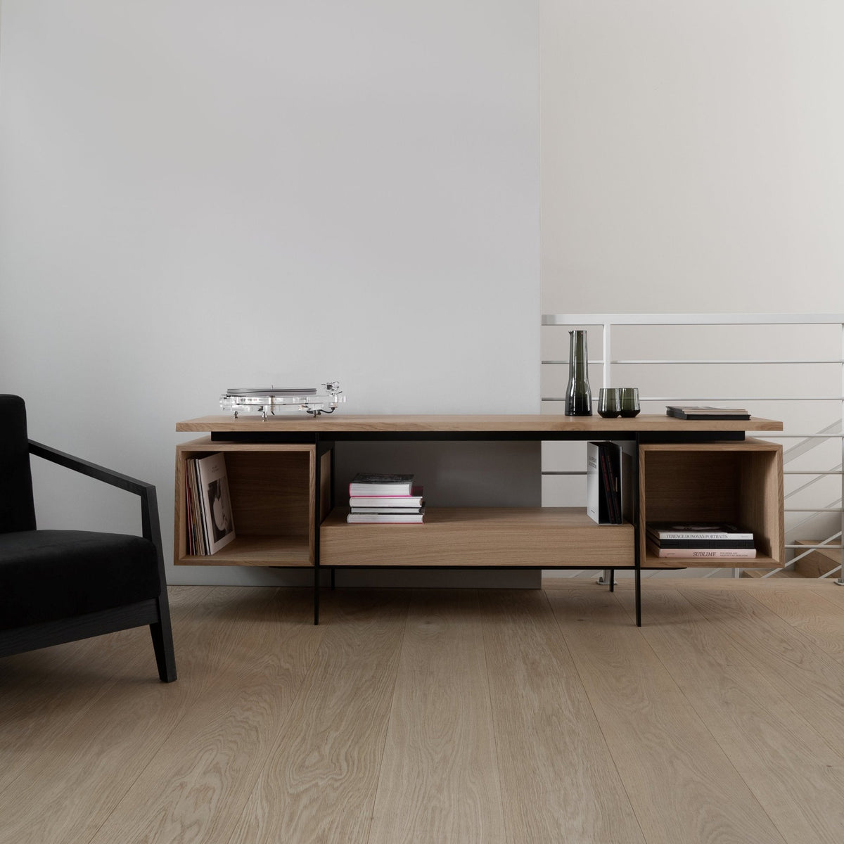 Vinyl-Konsole CONTE aus hellem Holz in einer modern eingerichteten Wohnung, Hersteller: Mint Furniture