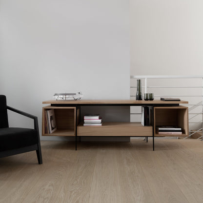 Vinyl-Konsole CONTE aus hellem Holz in einer modern eingerichteten Wohnung, Hersteller: Mint Furniture