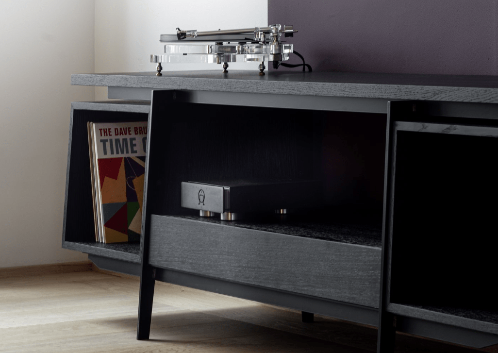 Vinyl-Konsole CONTE in schwarz bgebizter Eiche mit Hifi-Anlage, Hersteller: Mint Furniture
