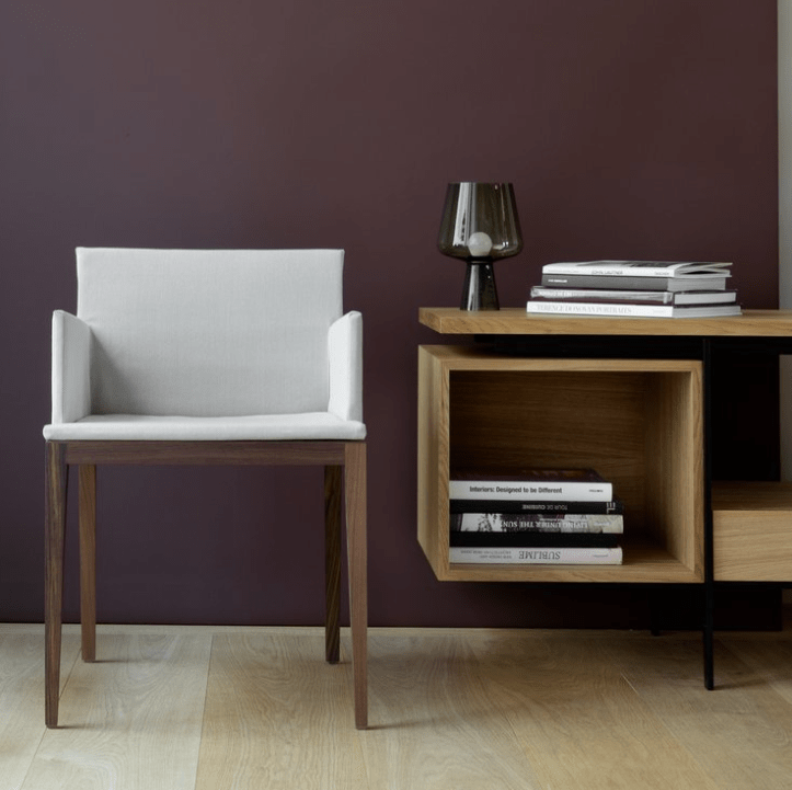 Vinyl-Konsole CONTE aus hellem Holz neben einem gepolsterten Stuhl mit Armlehnen, Hersteller: Mint Furniture