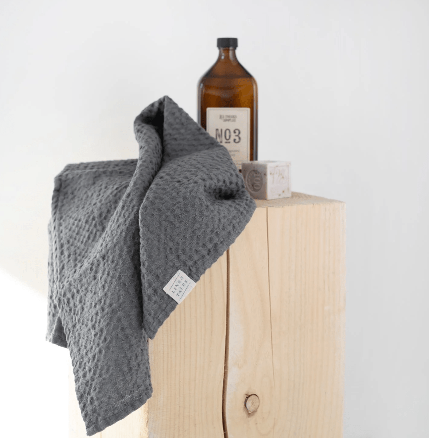 Waffelpiqué-Handtuch in Grau aus Leinen-Baumwoll-Gemisch des litauischen Herstellers Linen Tales