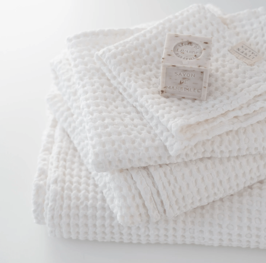 Waffelpiqué-Handtuch in Weiß aus Leinen-Baumwoll-Stoff des litauischen Herstellers Linen Tales