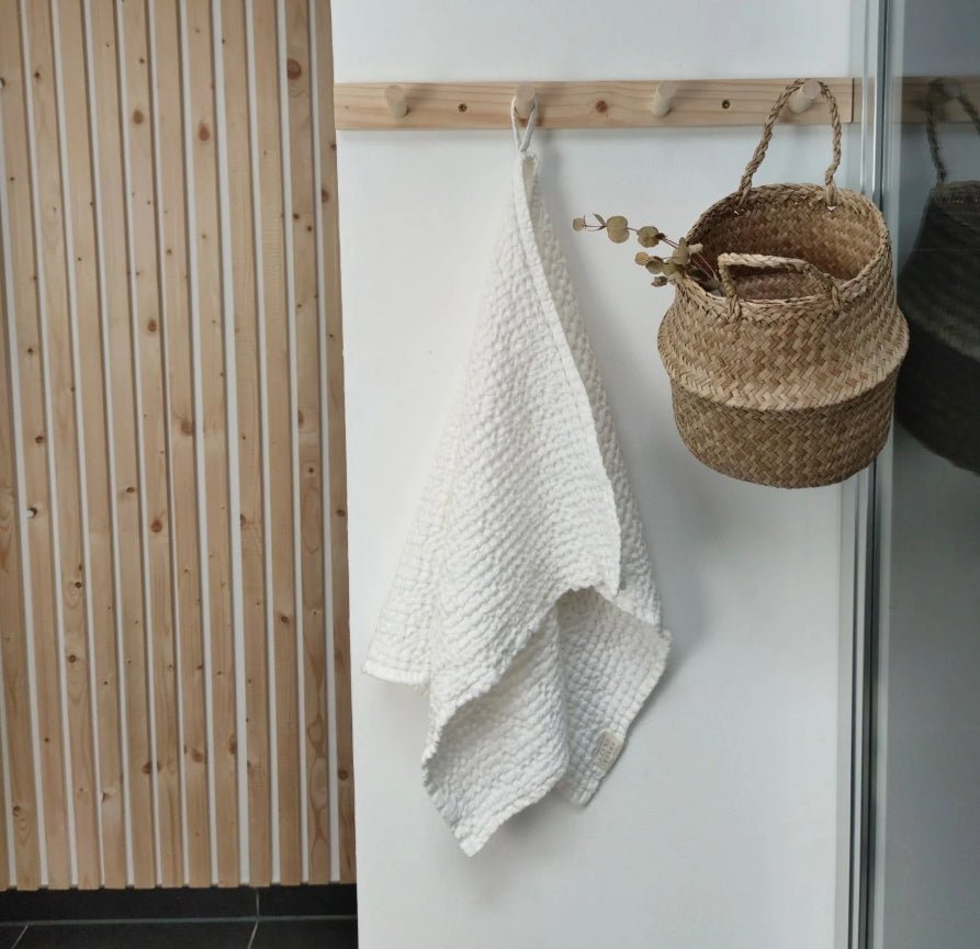 Waffelpiqué-Handtuch in Weiß am Haken. Hersteller: Linen Tales (Vilnius)
