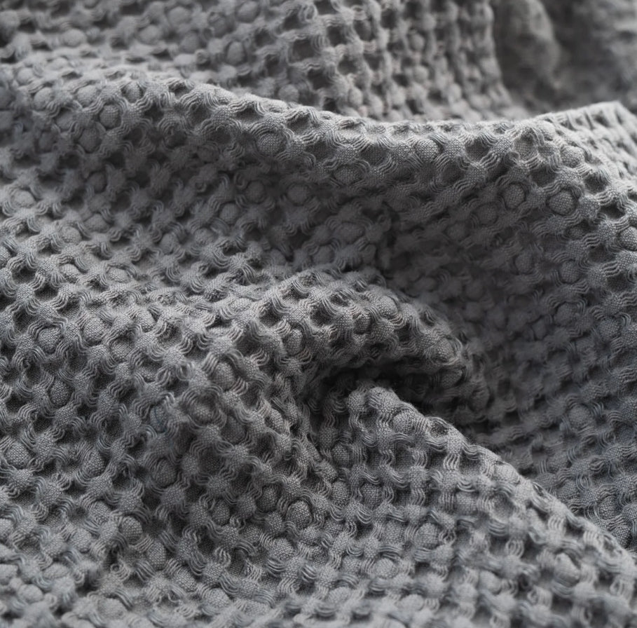 Nahaufnahme Waffelpiqué-Handtuch in Grau aus Leinen-Baumwoll-Gemisch des litauischen Herstellers Linen Tales