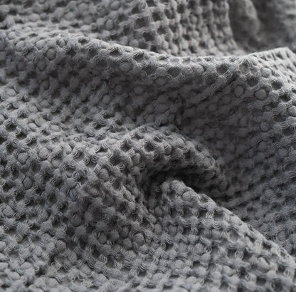 Nahaufnahme Waffelpiqué-Handtuch in Grau aus Leinen-Baumwoll-Gemisch des litauischen Herstellers Linen Tales