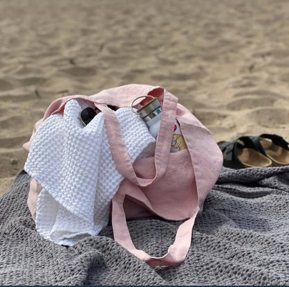 Waffelpiqué-Handtuch in Grau und Weiß für den Strand des litauischen Herstellers Linen Tales