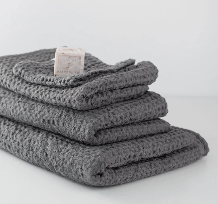 Waffelpiqué-Handtuch in Grau aus Leinen-Baumwoll-Gemisch des litauischen Herstellers Linen Tales