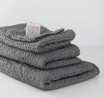 Waffelpiqué-Handtuch in Grau aus Leinen-Baumwoll-Gemisch des litauischen Herstellers Linen Tales