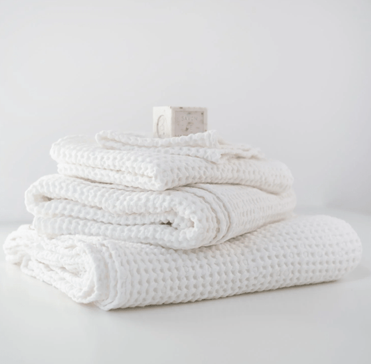 Waffelpiqué-Handtuch in Weiß aus Leinen-Baumwoll-Stoff des litauischen Herstellers Linen Tales