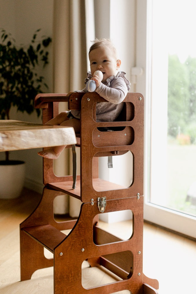 Lerntürme in skandinavischem Design: Babyhochstuhl und Lernturm kombiniert des lettischen Herstellers Duck Woodworks
